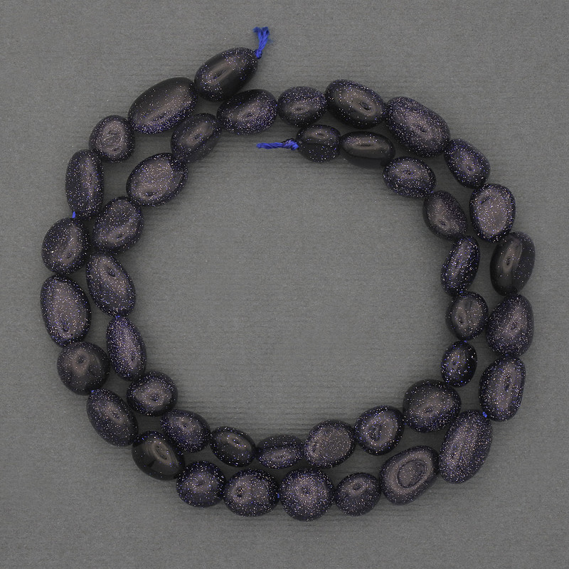 חרוזי אוונטורין סינתטי כחול-חול – צורה מחורצת, קוטר 9-12×8 מ״מ ±, על חוט, אורך כ-41 ס״מ