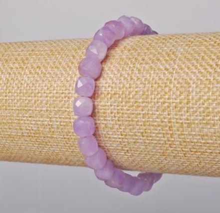 צמיד אמטיסט לבנדר – אבן טבעית בצורת קוביה מחוספסת, קוטר 8 מ״מ ±, אורך 18 ס״מ ± (מתיחה)