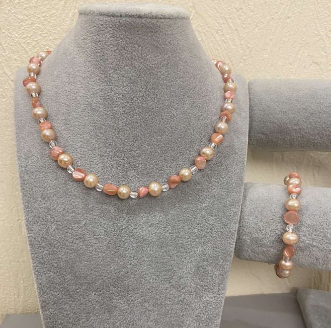 סט שרשרת וצמיד אסורטי אובלי 9×8 מ״מ ± חרוז מלוטש 8×7 מ״מ ± כדור 4 מ״מ ±, אורך 50 ס״מ ±, אורך 18 מ״מ ± עם שרשראות הארכה