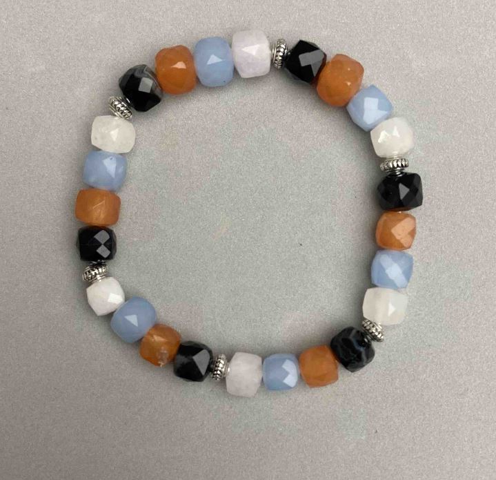 צמיד מבחר קובייה מחוטבת, קוטר 7×7 מ״מ+-, אורך 18 מ״מ+- על בסיס גמיש