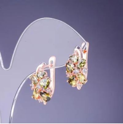 עגילים עם אבני קריסטל ירוקות 19×10 מ״מ מתכת זהובה