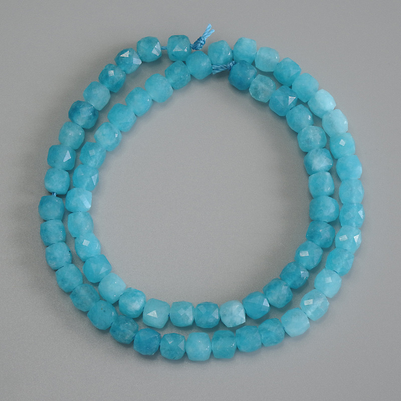 חרוזי אקוומרין בצורת קובייה מחורצת, קוטר 5 מ״מ, מידת 5×5 מ״מ, אורך 37 ס״מ על חוט ±