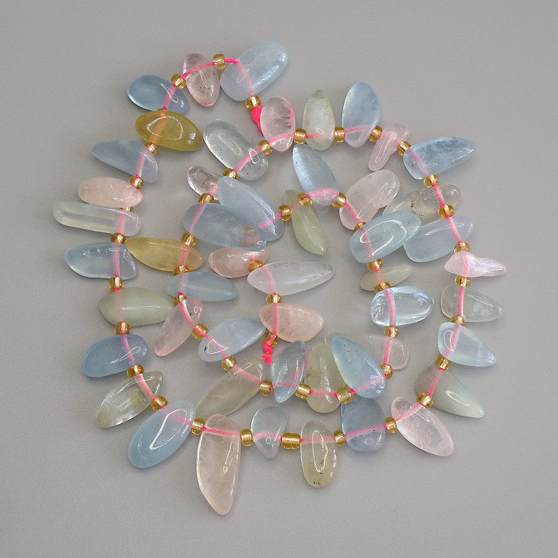 חרוזי מורגניט בצורת פרפר 14–17×6–8 מ״מ +- חרוזי 3 מ״מ +- על חוט, אורך 41 ס״מ+