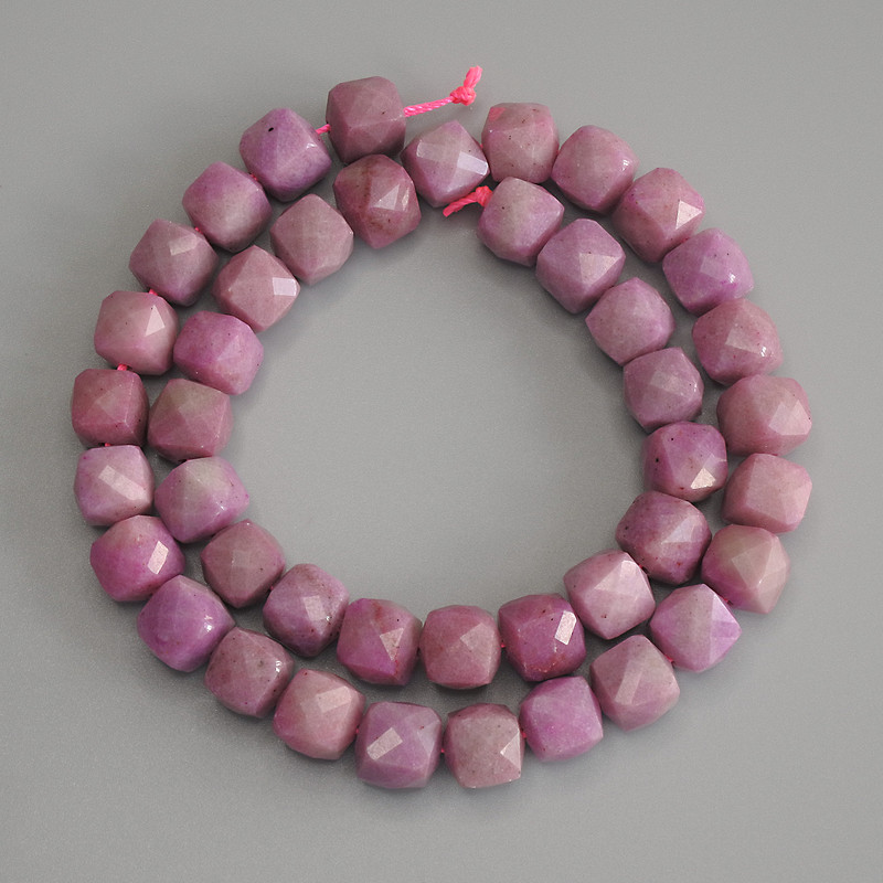 חרוזי פוספוסידריט מלוטשים בצורת קובייה על חוט, קוטר 9×9 מ״מ, אורך 37 ס״מ