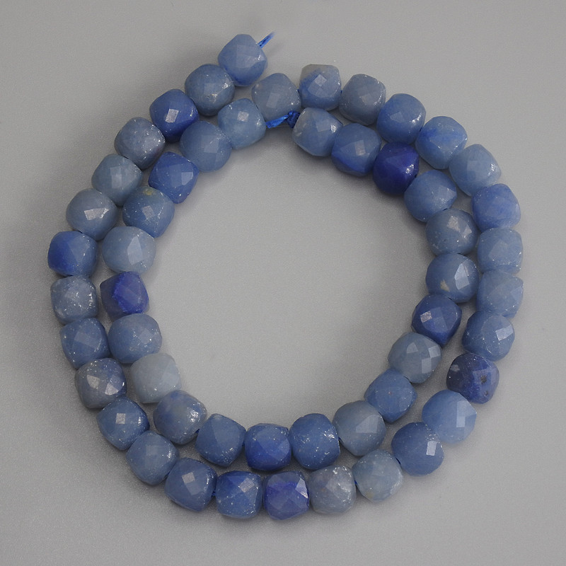 חרוזי אבנטורין בצורת קוביה מחוספנת, ממד 7x7 מ״מ, אורך 38 ס״מ