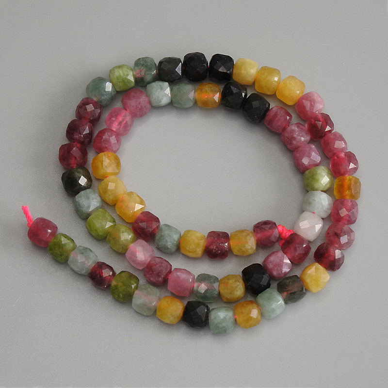 חרוזי טורמלין בצורת קובייה מחורצת 5 מ״מ, 5×5 מ״מ – על חוט, אורך 36 ס״מ+