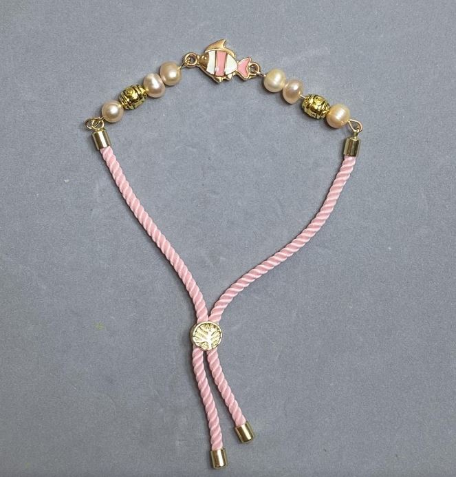 צמיד טקסטיל, קוטר 5,5 מ״מ, עם סגר לכוונון, פנינים אובליות 6,5×5,5 מ״מ, עם תוספות מתכת בצבע זהוב