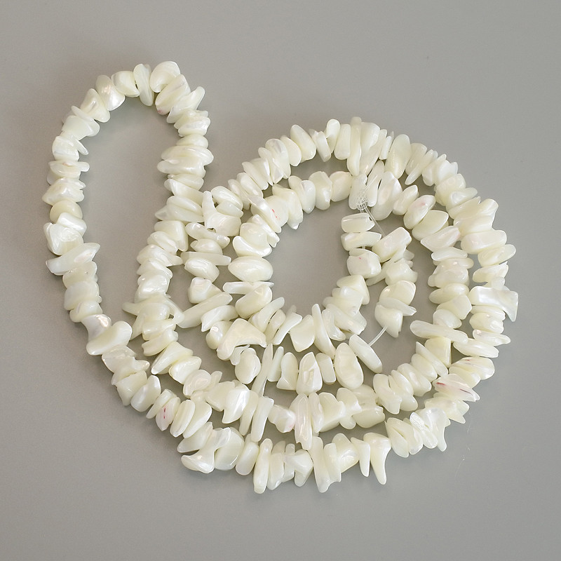 חרוזי פרלאמוטר חתיכות, קוטר 10-13×4-5 מ״מ ±, אורך כ-80 ס״מ על חוט דיג