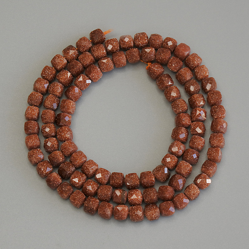 חרוזי אוונטורין חול זהוב קובייה מגולפת בקוטר 4×4 מ״מ, אורך כ-39 ס״מ על חוט