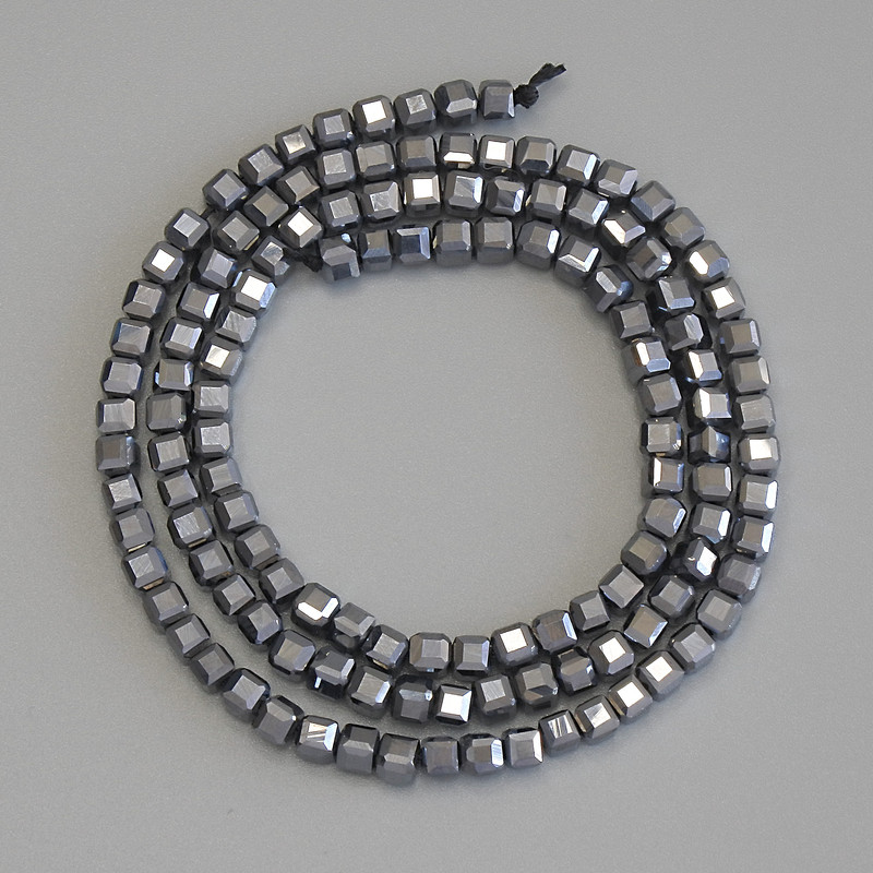 חרוזי תרהרץ קוביה מחוספסת, קוטר 3×3 מ״מ ±, אורך 39 ס״מ ± על חוט