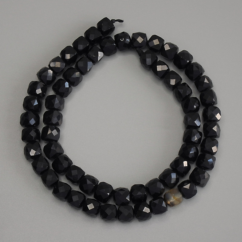 חרוזי טורמלין בצורת קוביות מחודדות, קוטר 6,5×6,5 מ״מ, אורך 39 ס״מ על חוט