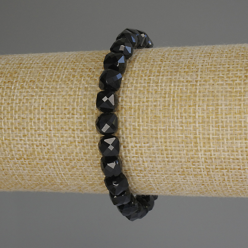 צמיד טורמלין מחורץ בצורת קובייה, ממדים 7×7 מ״מ +/-, אורך 18 ס״מ (אלסטי)