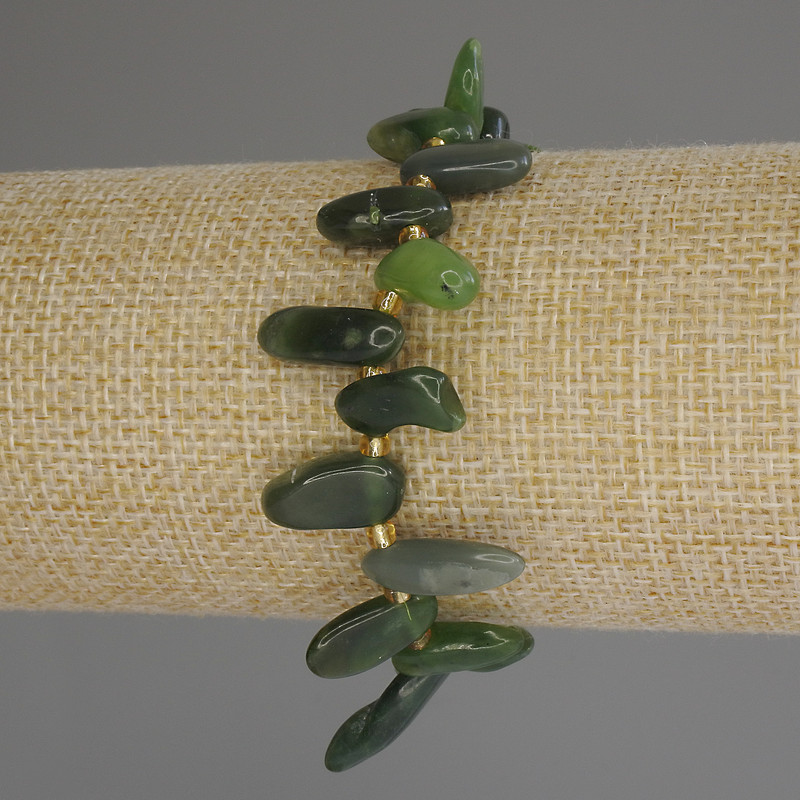 צמיד ג'יידייט מלוטש בצורת פרפר, קוטר 12-17×6 מ״מ ±, עם חרוזי 3 מ״מ ±, אורך 18 ס״מ (מתיחה)