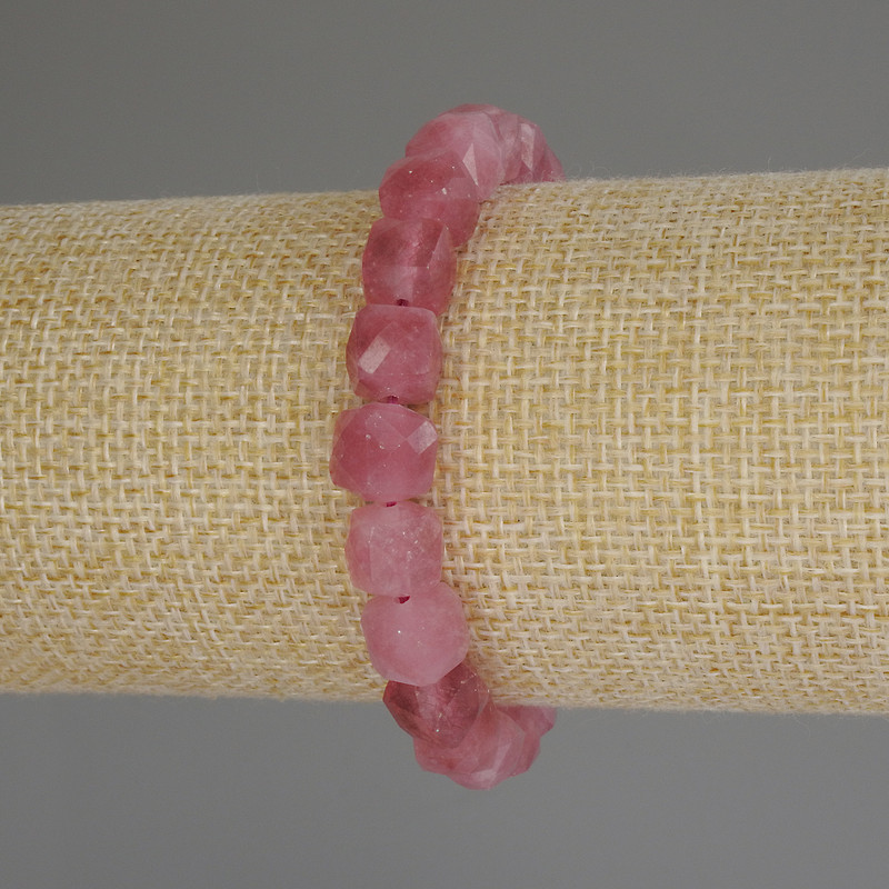 צמיד טורמלין בצורת קובייה מלוטשת, קוטר 8×8 מ״מ, אורך 18 ס״מ (אלסטי)