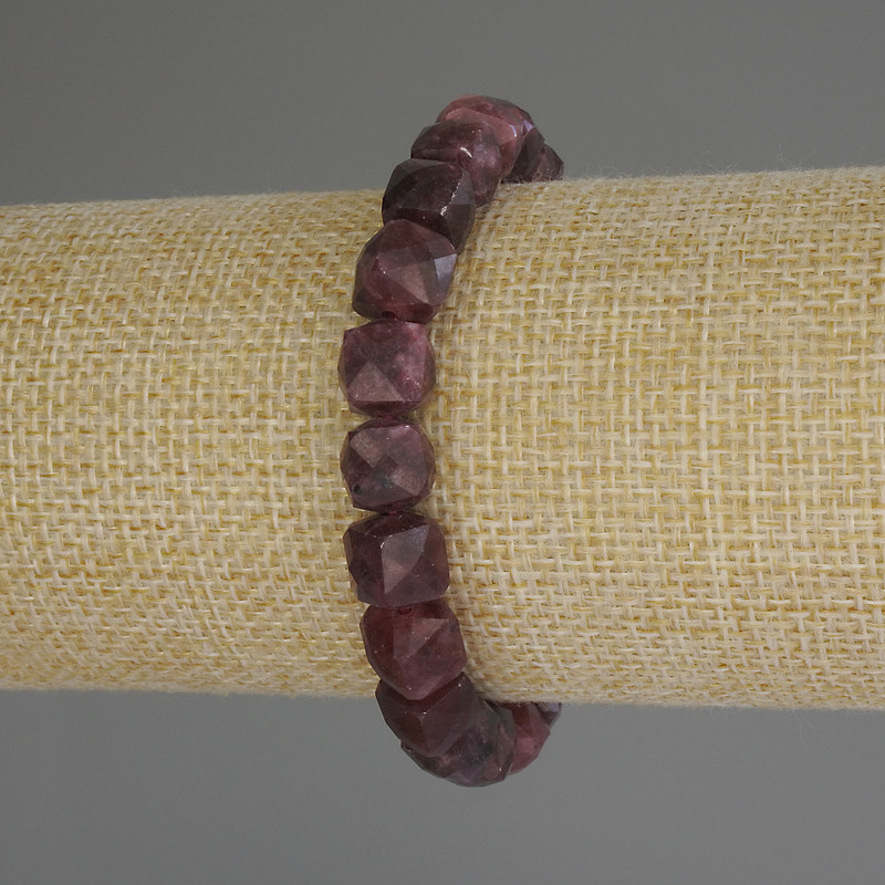 צמיד טורמלין בצורת קוביה מובלטת, קוטר 8×8 מ״מ ±, אורך 18 ס״מ (אלסטי)