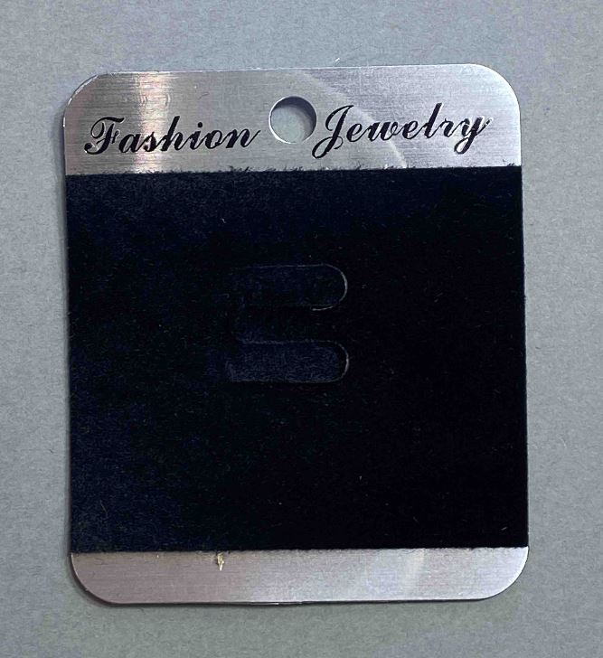 פלטה להצגת סיכות, קטיפה שחורה 7×6 ס"מ, פלסטיק שחור, 100 יחידות