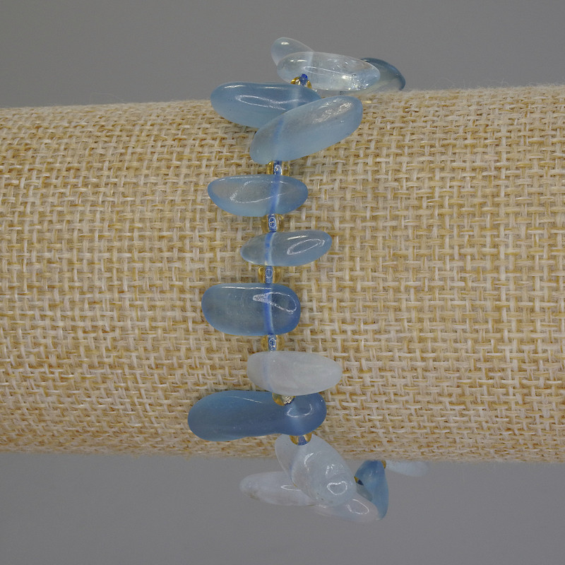 צמיד אקוומרין חתיכות «פרפר», קוטר 13-23×6 מ״מ+- חרוזי 3 מ״מ+- אורך 18 ס״מ+- סטרץ'