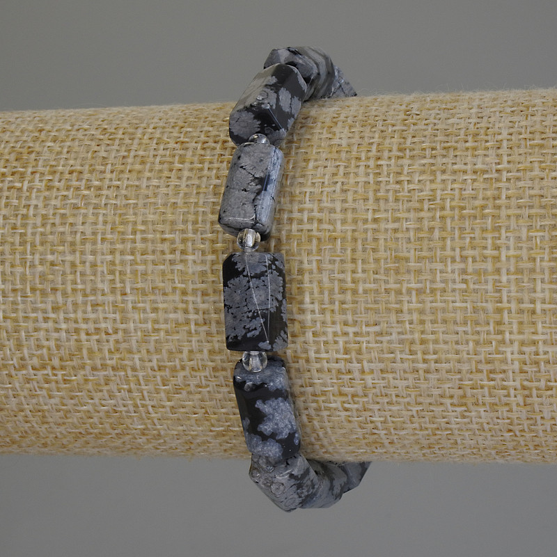 צמיד מאובסידיאן שלגי «דמעות האפאצ׳ים» חיתוך מלוטש, מימדים 12×7 מ״מ +-, חרוזים 3 מ״מ +-, אורך 18 ס״מ +- אלסטי