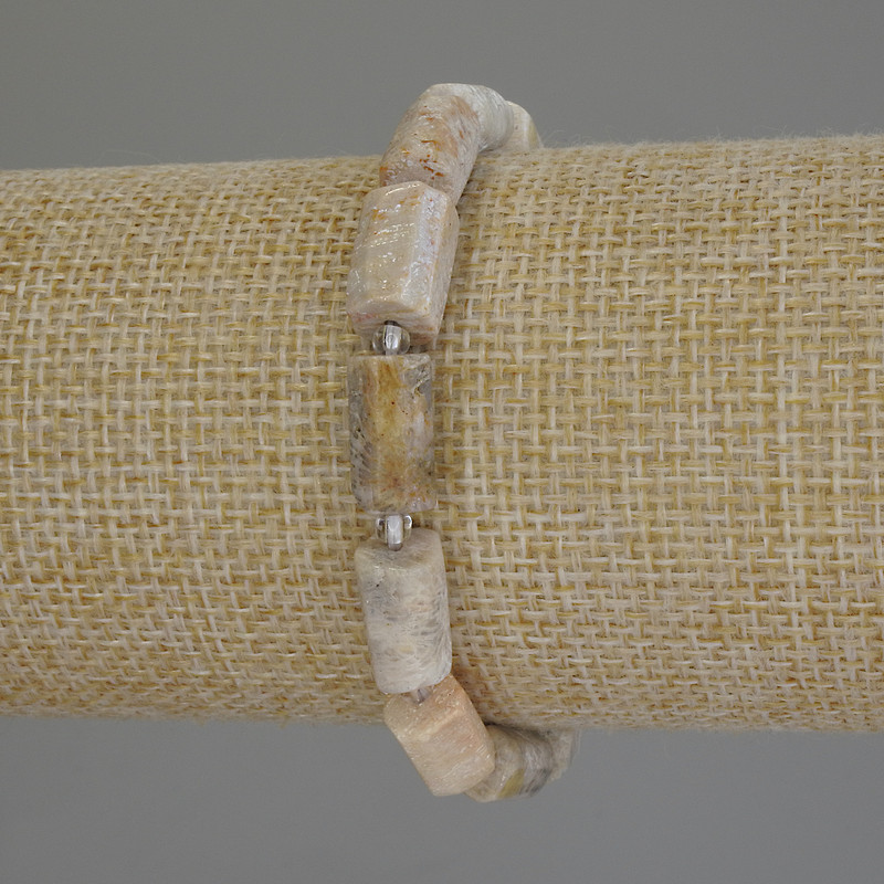 צמיד אלמוג מאובן מגולף, קוטר 12×7 מ״מ +- חרוזי 3 מ״מ +-, אורך 18 ס״מ +- אלסטי