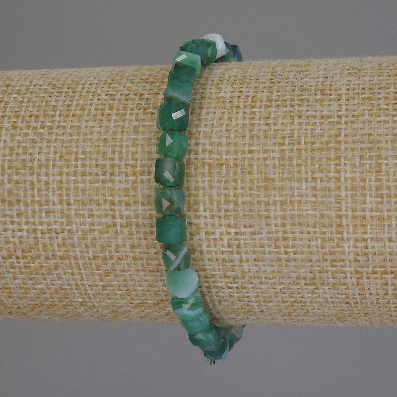 צמיד אגט מחורץ בצורת קוביות, ממד 5×5 מ״מ, אורך 18 ס״מ – סטרץ