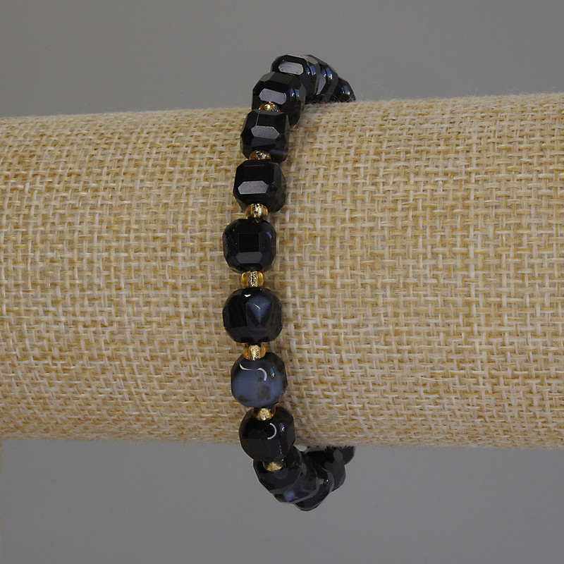 צמיד אגט מלוטש בצורת קוביה, קוטר כ-7×7 מ״מ, חרוזים כ-3 מ״מ, אורך 18 ס״מ, סטרץ'