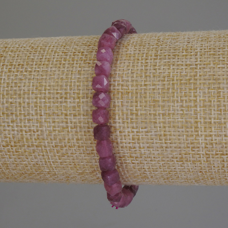 צמיד טורמלין מלוטש בצורת קובייה, קוטר 5 מ״מ ±, אורך 18 ס״מ (אלסטי)