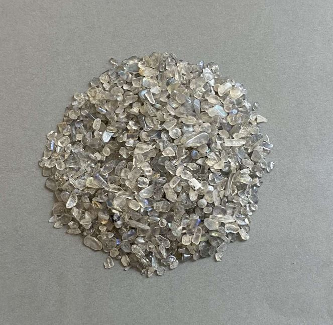 אבן לאברדרייט טבעית – שבר ללא חור 3–8×2–4 מ״מ ± (ל-100 גרם)