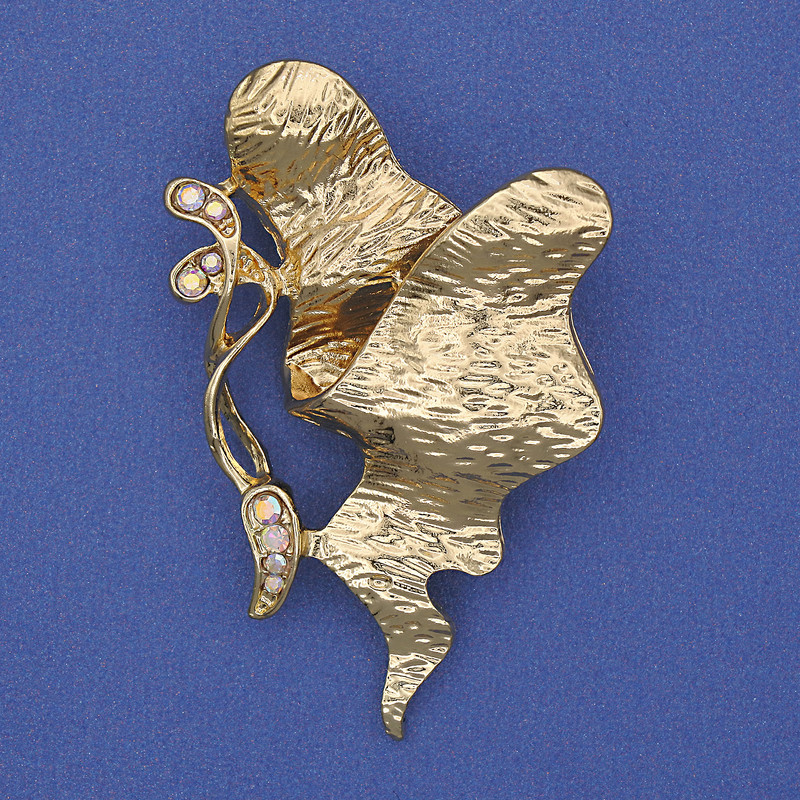 סיכה אקצנט עם קריסטלים בצבעי הקשת ומתכת זהובה 50×30 מ״מ+