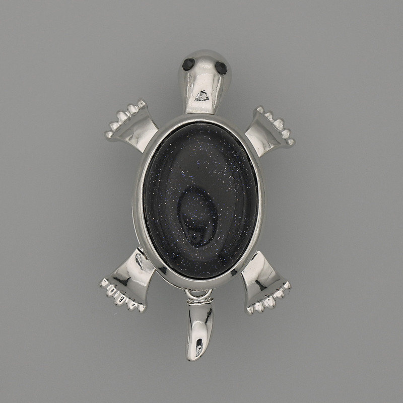 סיכת-תליון «צב» ואוואנטורין – ליל קאירה 52×35 מ״מ ± חלקים נעים, מתכת כסופה