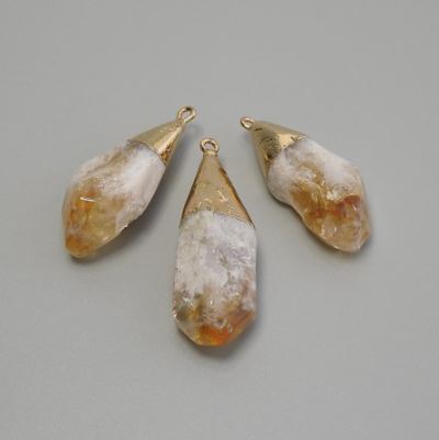 תליון מציטרין מעובד במידות שונות 15-18×41-47 מ״מ +- מתכת בגוון זהוב