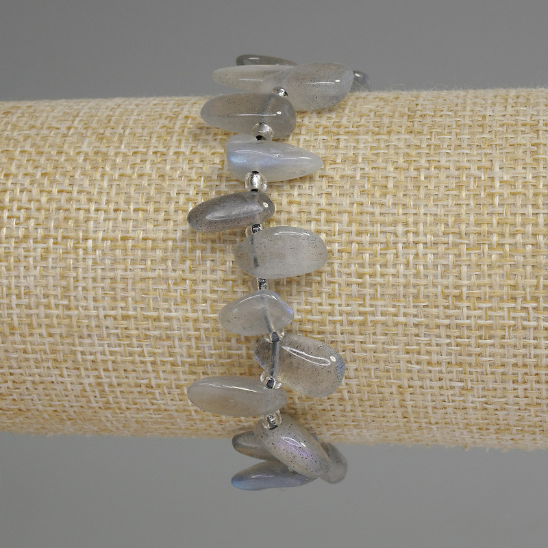 צמיד לאברדרייט בצורת פרפר, חתוך מלוטש, קוטר 10–18×5–6 מ״מ ±, חרוזי 3 מ״מ ±, אורך 18 ס״מ ±, סטרץ'