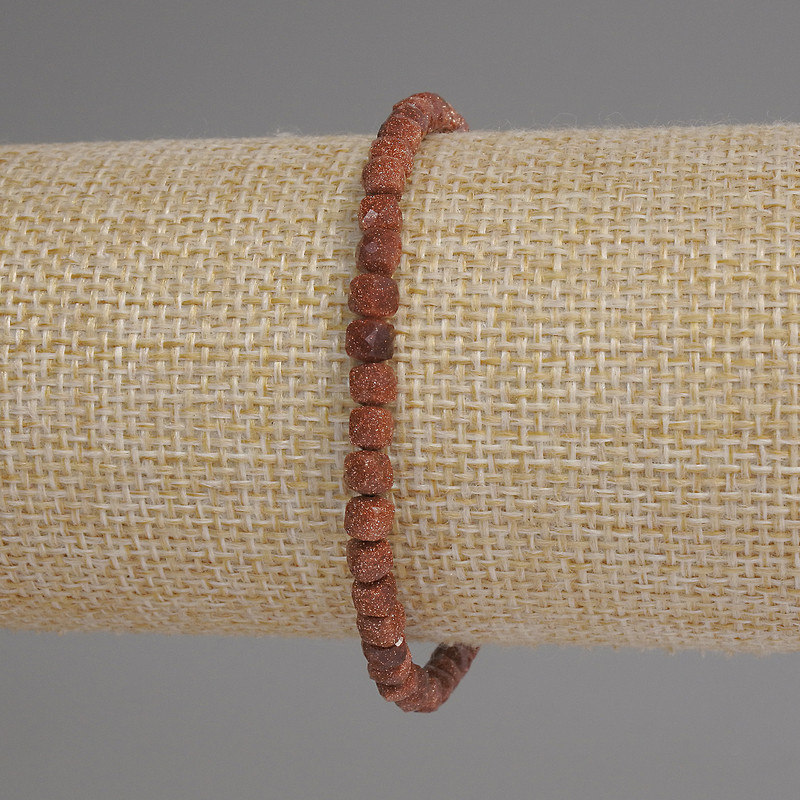 צמיד אבנטורין «חול זהוב» – קוביות מגורגות, קוטר כ-4 מ״מ, אורך 18 ס״מ, סטרץ