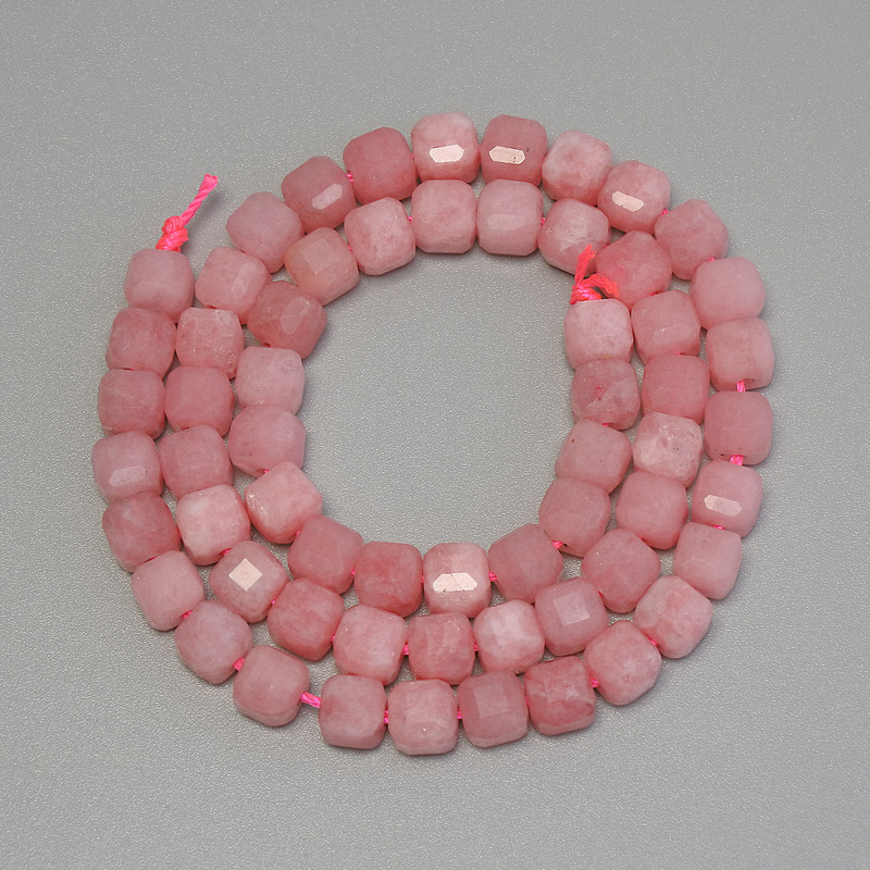 חרוזי טורמלין מגולפים בצורת קוביה, קוטר 5×5 מ״מ±, אורך 32 ס״מ± על חוט