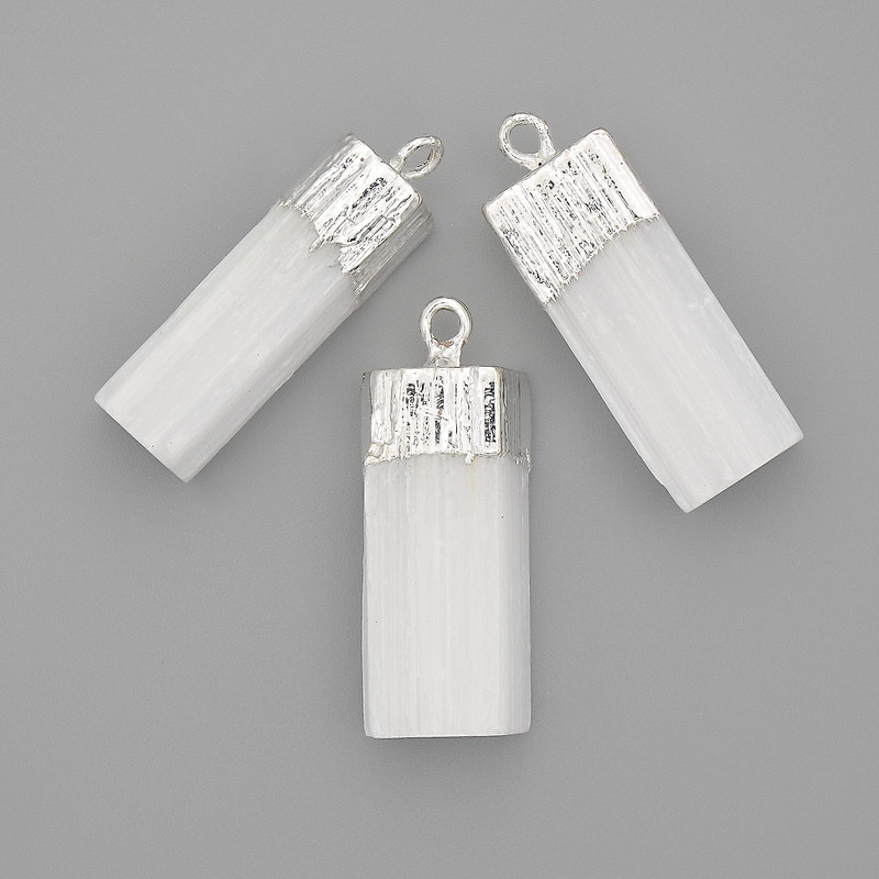 תליון סלניט מינרלי לא מעובד 30×12 מ״מ, אורך 33 מ״מ, מתכת כסופה