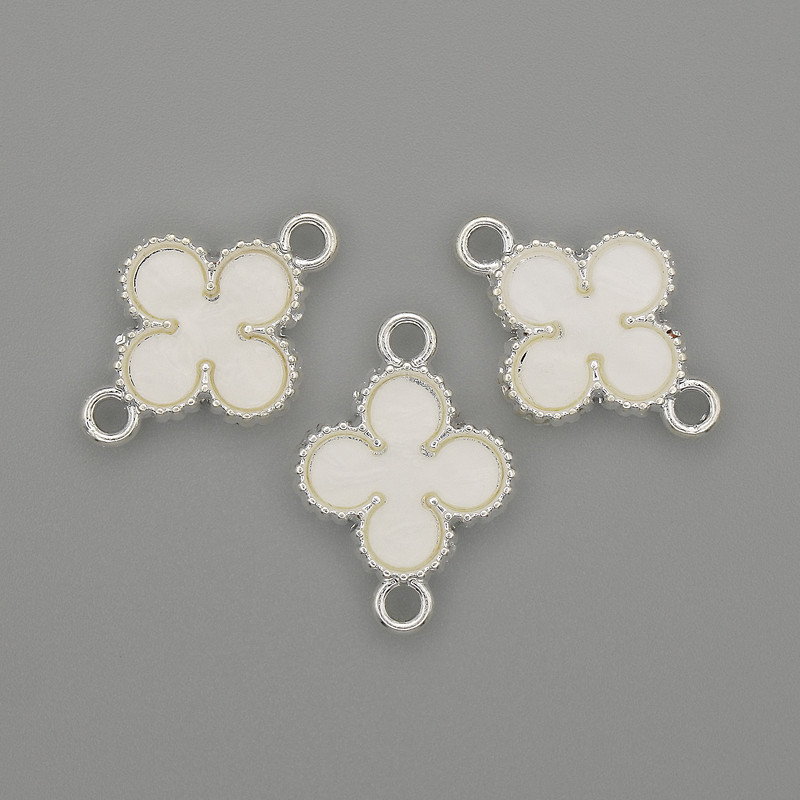 מחבר בצורת ארבע עלים לבן, מתכת כסופה 20×14 מ״מ ± חבילה 3 יחידות