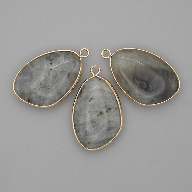 תליון לאברדרייט במסגרת מתכת זהובה 21×35 מ״מ+