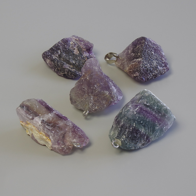 תליון פלואוריט מאבן טבעית לא מעובדת, קוטר 37–50×18–33 מ״מ, מידות מגוונות