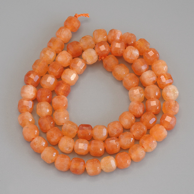 חרוזי נפריט מאשאן מחוספים בצורת קוביה, קוטר 6×6 מ״מ, על חוט, אורך כ-40 ס״מ