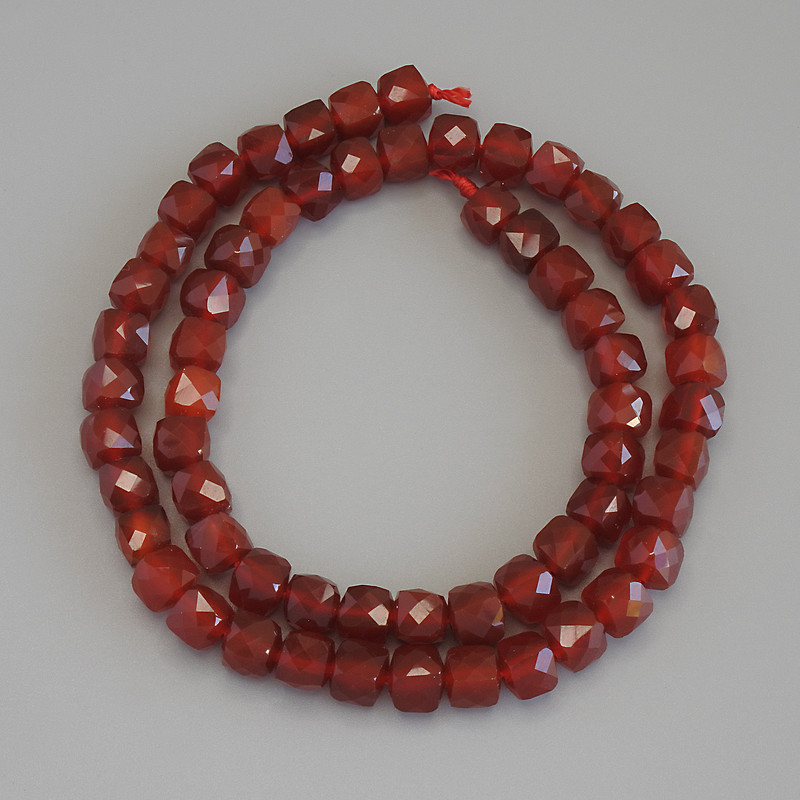 חרוזי סרדוליק מגולפים בצורת קוביה, ממד 6.5×6.5 מ״מ, על חוט, אורך 39 ס״מ+