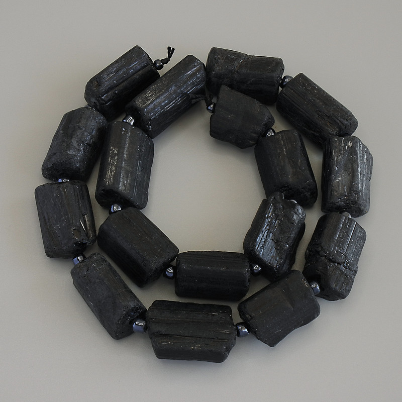 חרוזי טורמלין שרל – אבן טבעית לא מעובדת, בקוטר כ-19–22×13–16 מ״מ, חרוזי מיקרו 4 מ״מ – על חוט, אורך 39 ס״מ+