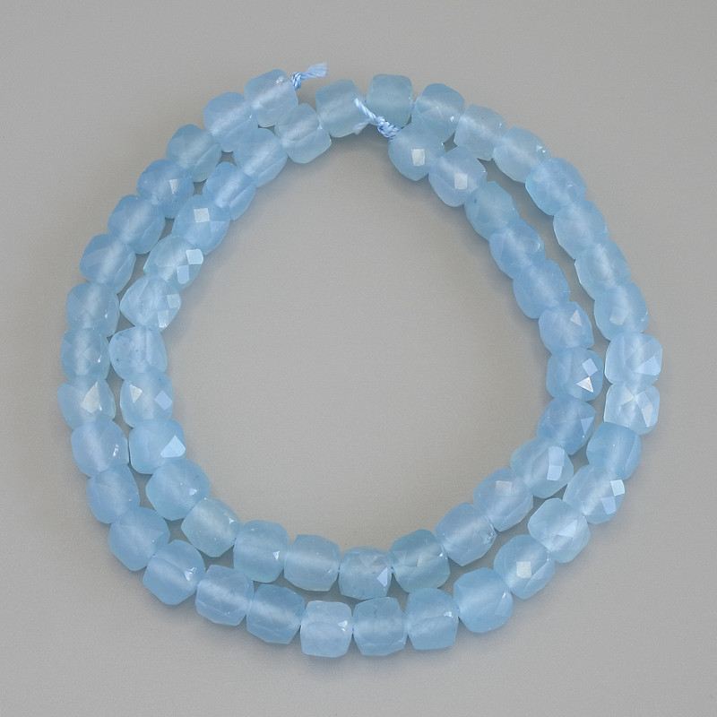 מַנִּיסְתִּינִים מאקוומרין בצורת קוביות מחוספות, קוטר 7×7 מ״מ ± על חוט, אורך 41 ס״מ+