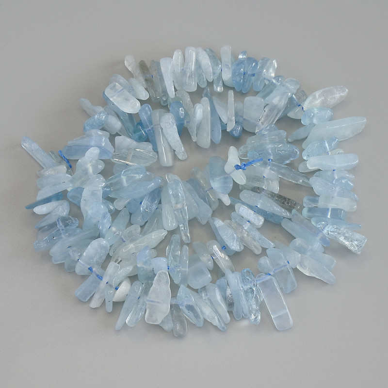 חרוזי אקוומרין קטנים, בקוטר 10–15×2–4 מ״מ על חוט, אורך 42 ס״מ+