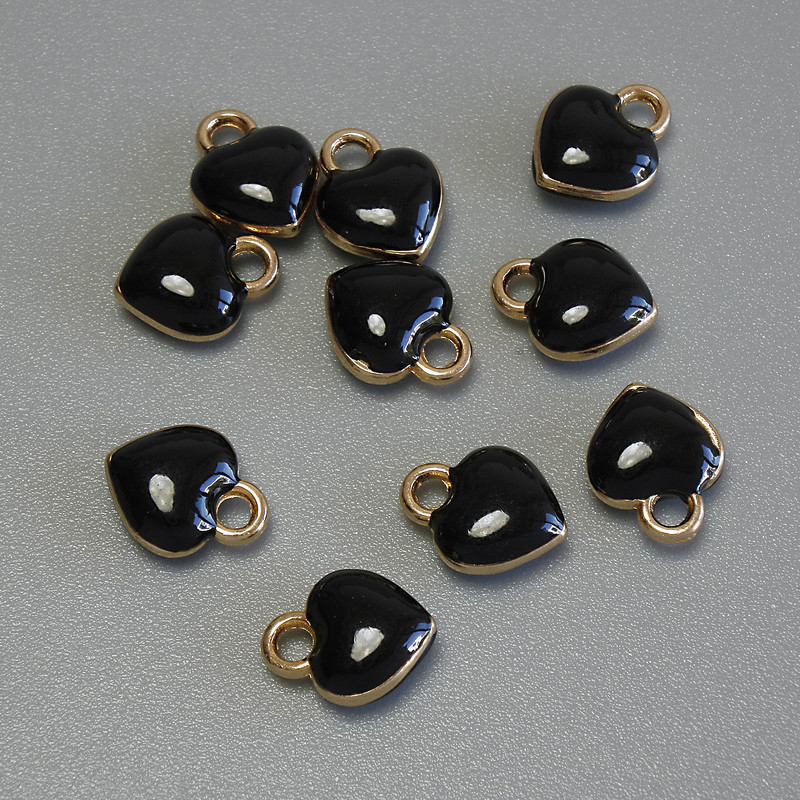 תליון לב שחור אמייל ומתכת זהובה, קוטר 6×8 מ״מ, אריזה 10 יחידות