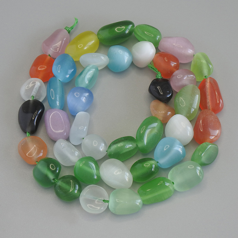 חרוזים בצבעים שונים של עין החתול מגולפים, קוטר 8–12×9 מ״מ, אורך כ-41 ס״מ על חוט