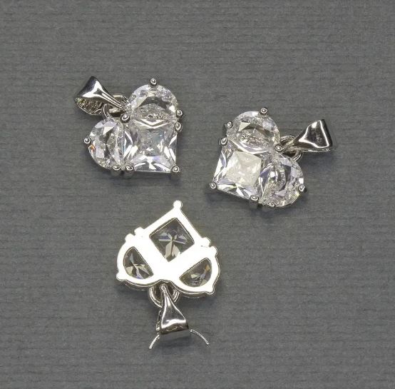 תליון לב עם זרקונים לבנים ומתכת כסופה, קוטר 10×12 מ״מ+-, אורך 17 מ״מ+-