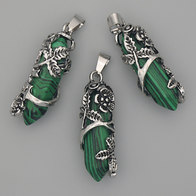 תליון מלאכיט בצורה משושה עם פרח, מידות 35×15 מ״מ, אורך 44 מ״מ