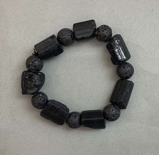 צמיד טורמלין שרל מאבן טבעית שלא עבר עיבוד, חתוך מחורץ, בקוטר 19–27×15 מ״מ ±, כדורי לבה בקוטר 12 מ״מ ±, אורך 20 מ״מ ±, בסיס אלסטי