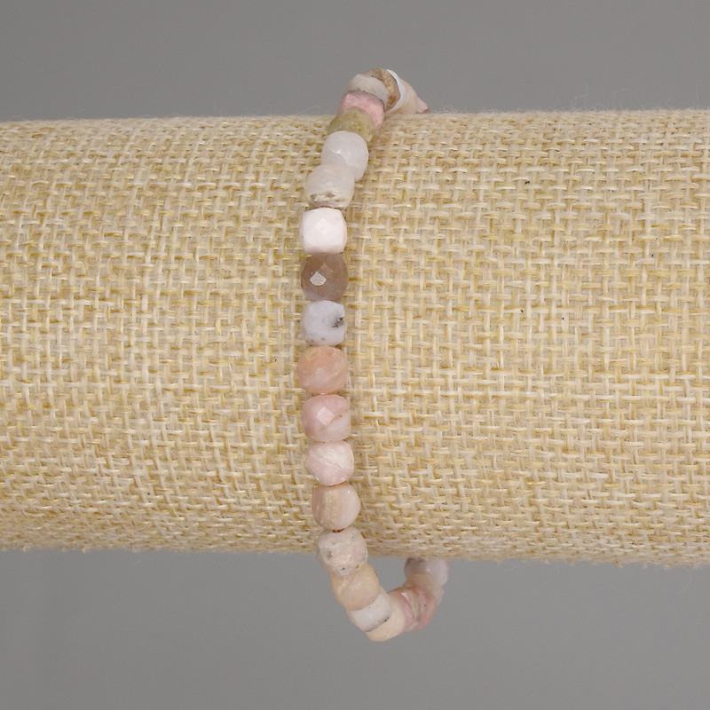 צמיד אופל ורוד – קוביה חתוכה בגודל 5×5 מ״מ, אורך 18 ס״מ +/- גמיש