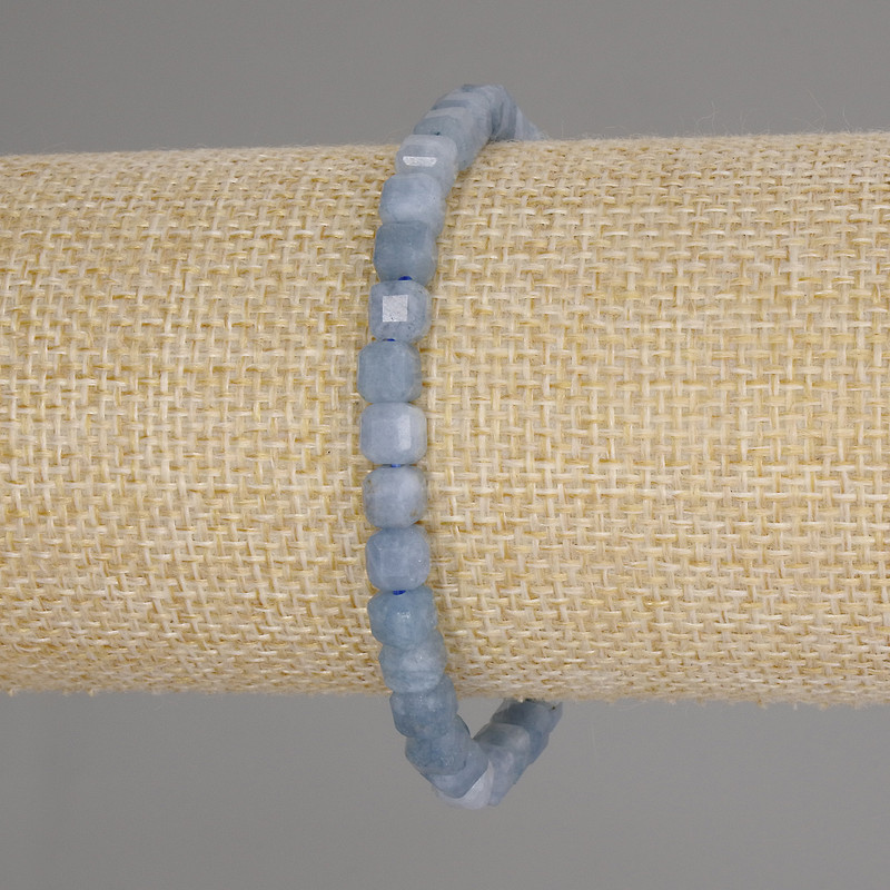 צמיד אקוומרין מחורץ בצורת קוביה, קוטר 5×5 מ״מ, אורך 18 ס״מ +/- סטרץ'