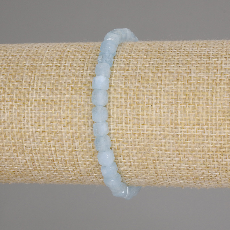 צמיד אקוומרין מגורען בצורת קוביה, קוטר 5×5 מ״מ, אורך 18 ס״מ, סטרץ